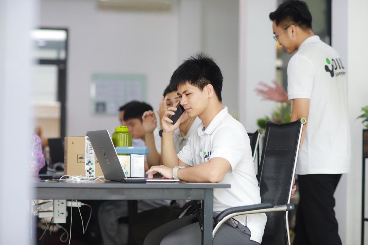 Chuyên viên DiLiM gọi khách tại văn phòng